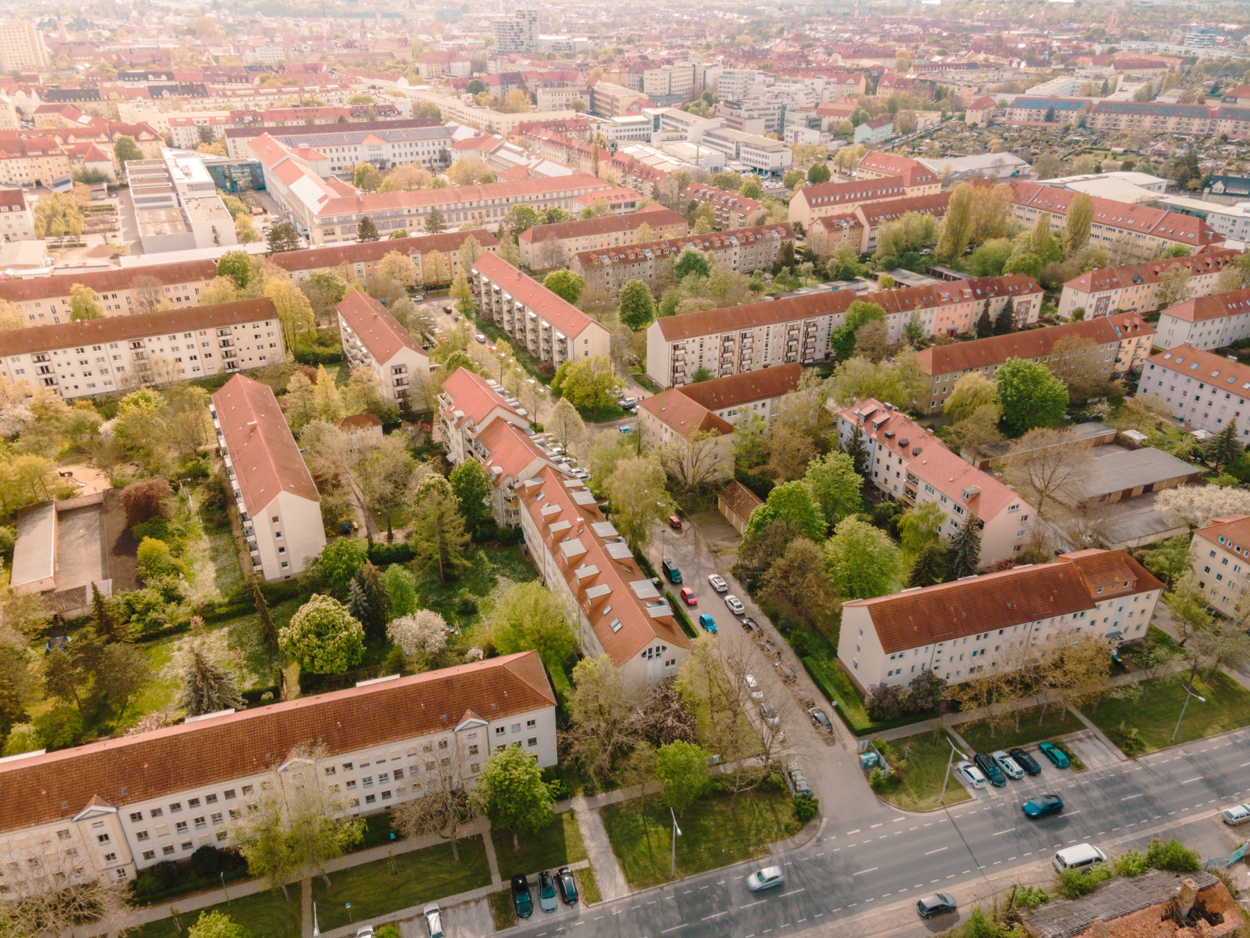 Überblick über ein Wohnviertel mit vielen Grünflächen zwischen den Gebäuden