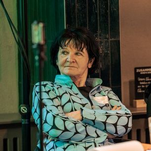 Stellvertretende Aufsichtsratsvorsitzende der WBG Erfurt Stellvertretende Aufsichtsratsvorsitzende der WBG Erfurt sitzt auf einer Veranstaltung auf einem Stuhl