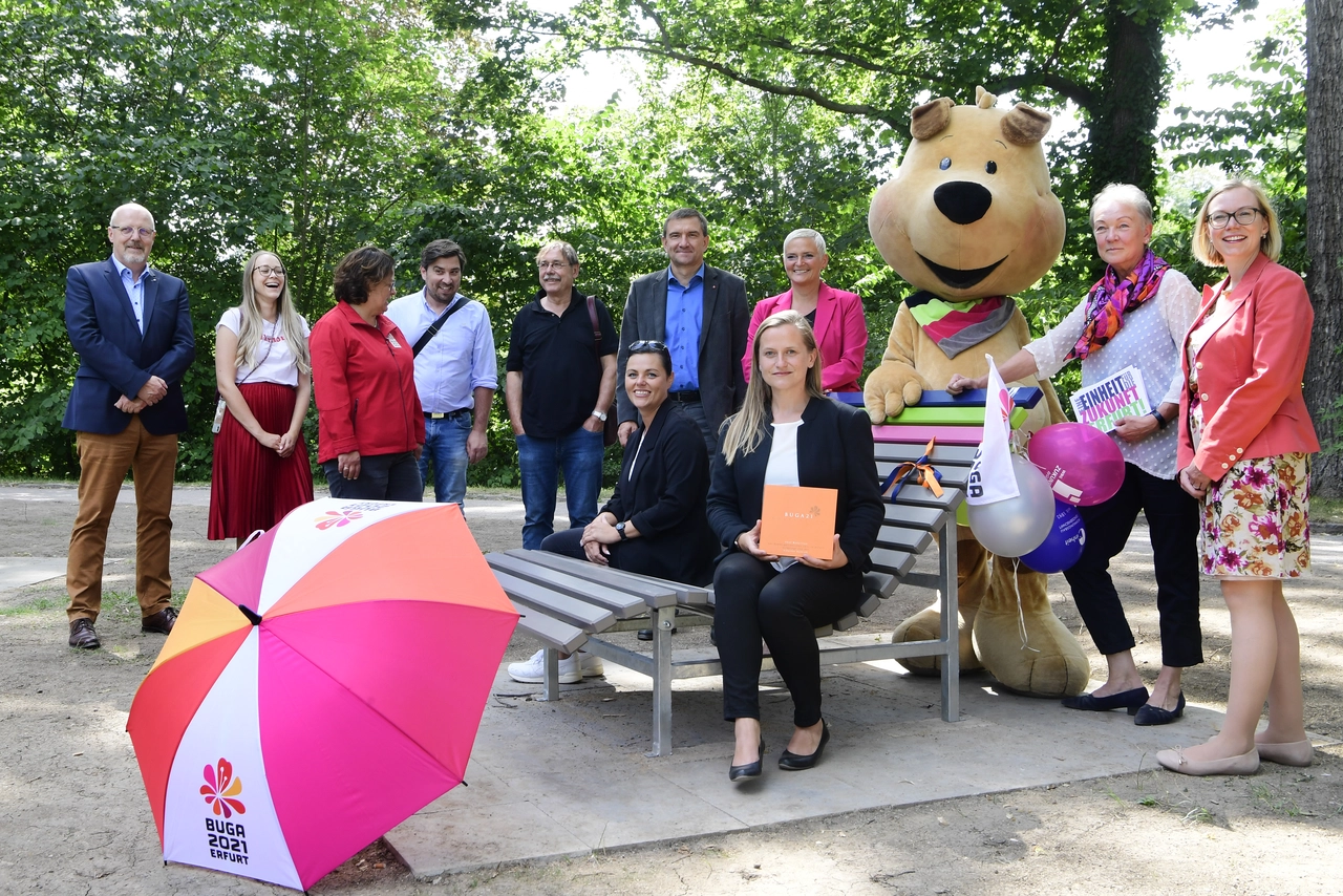 Liegen im Luisepark Personen an den Liegen im Luisepark