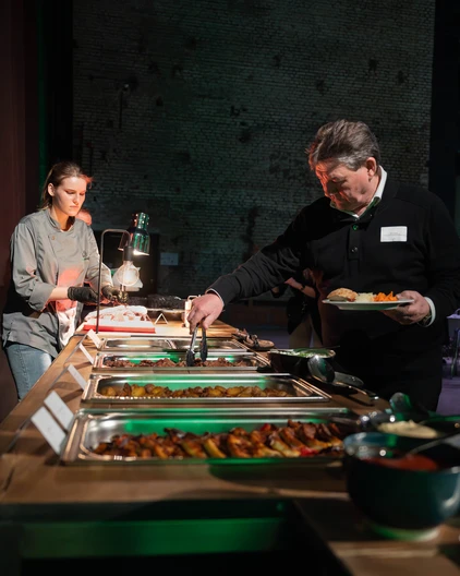 Gäste bedienen sich am Buffet
