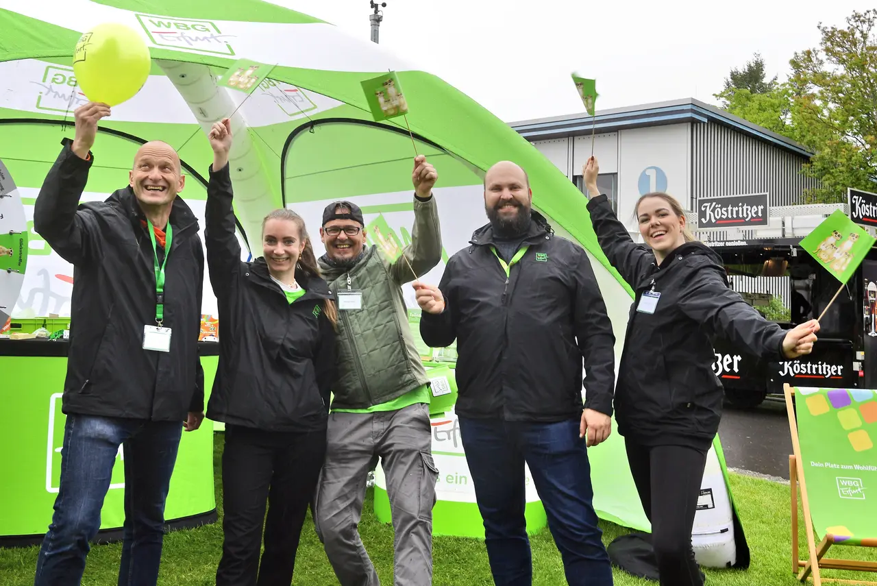 Familienfest 2025 Mitarbeiter der WBG-Erfurt vor einem grünen Pavillon