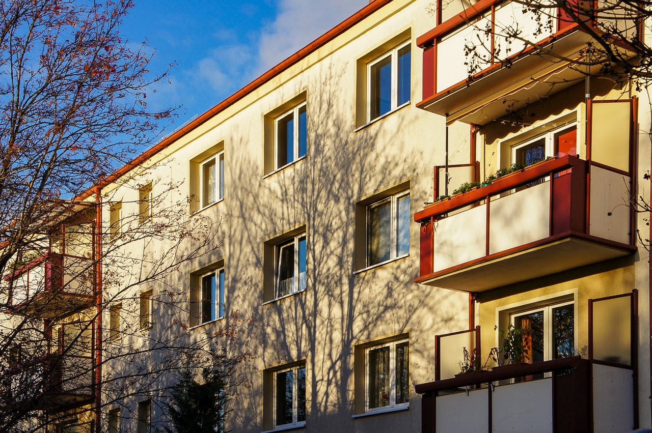 Wohnblock mit roten Balkons in der Krämpfervorstadt