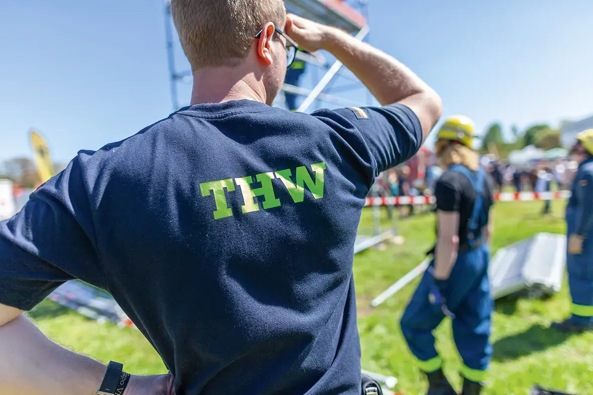 THW Mitarbeiter Rückenansicht
