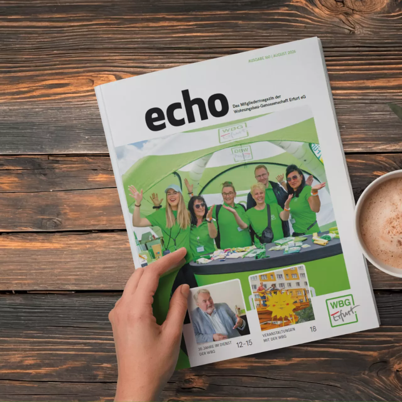 Darstellung der aktuellen echo-Ausgabe 160als Magazin-Mock-up auf einem Holz-Esstisch