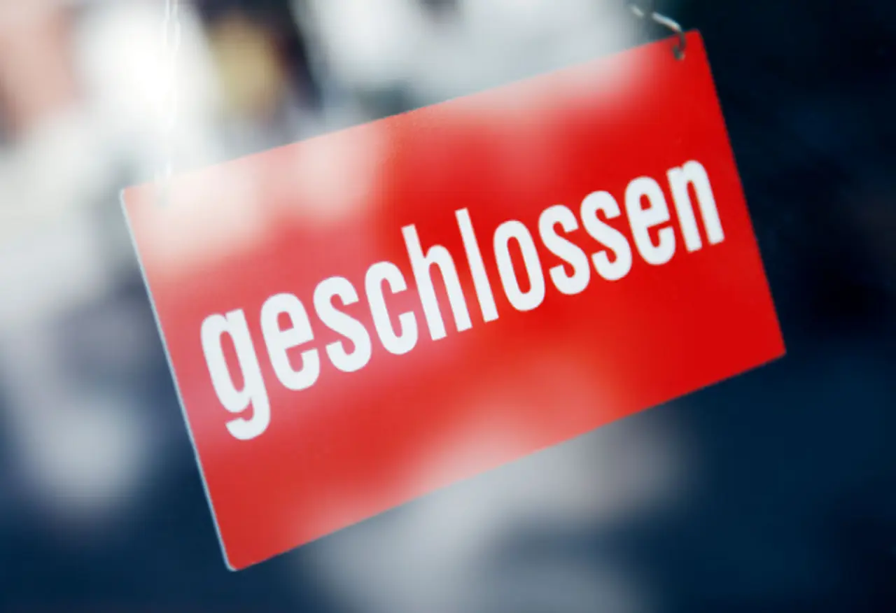 Weißer "geschlossen"-Schriftzug auf einem roten Schild