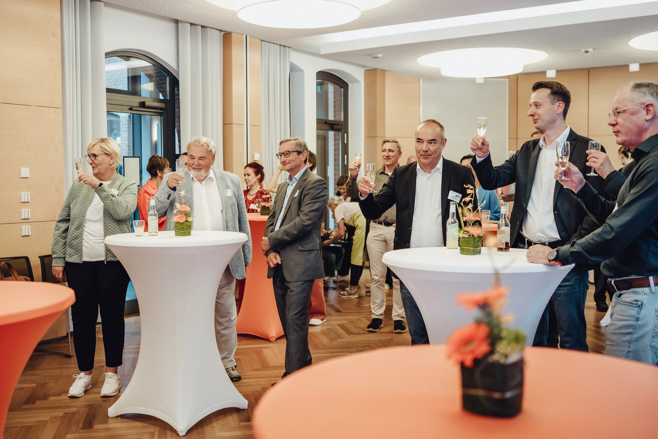 Gemeinsames Anstoßen mit den Gästen Personen erheben ihr Sektglas zum Anstoßen