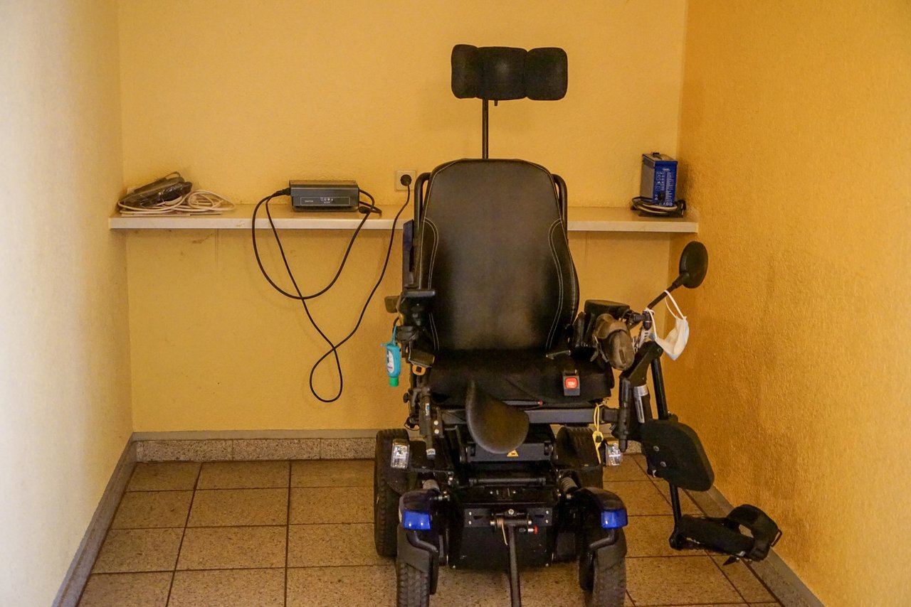 Rollstuhl in einem Raum mit gelben Wänden