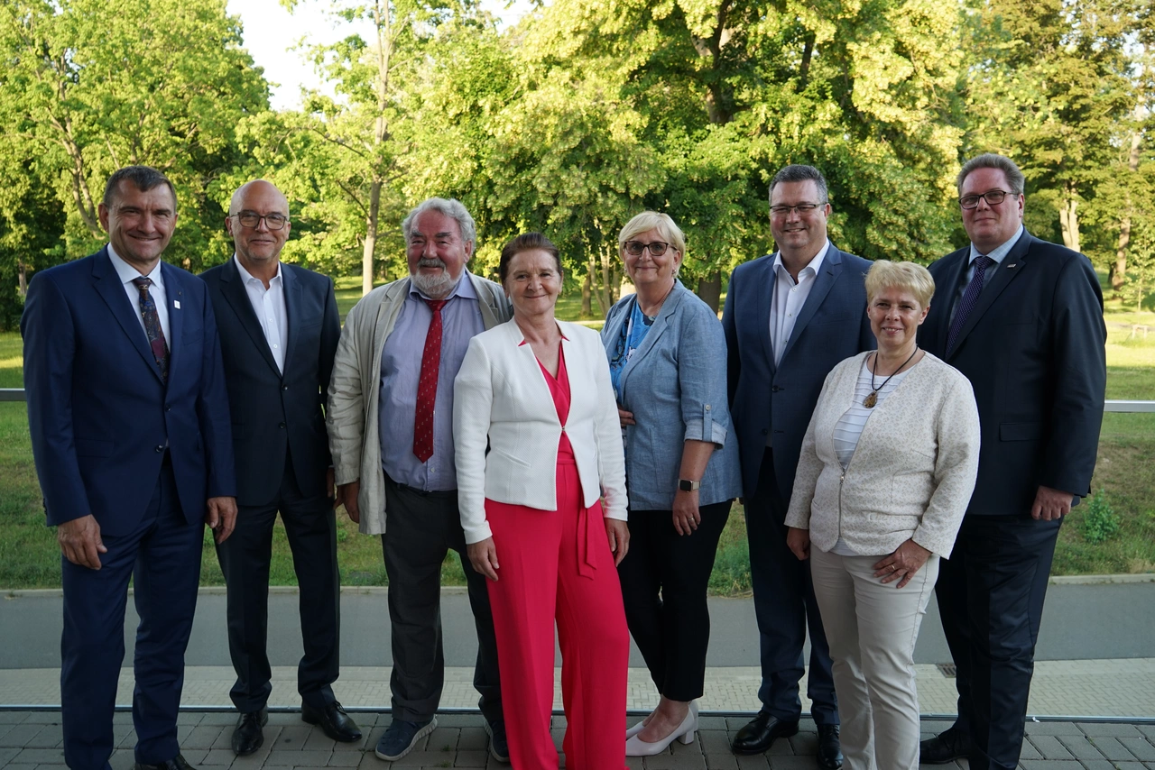 Vorstand und Aufsichtsrat der WBG Erfurt Gruppenfoto des Vorstands und Aufsichtsrats der WBG Erfurt vor einer Grüna
