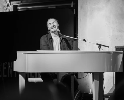 Mann spielt Klavier und singt