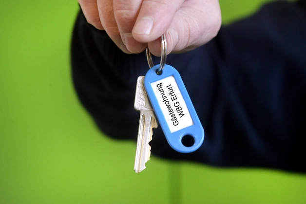 Concierge im Julius-Leber-Ring 3-5 hält Schlüssel