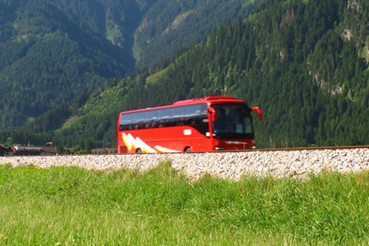 Roter Bus während der Fahrt