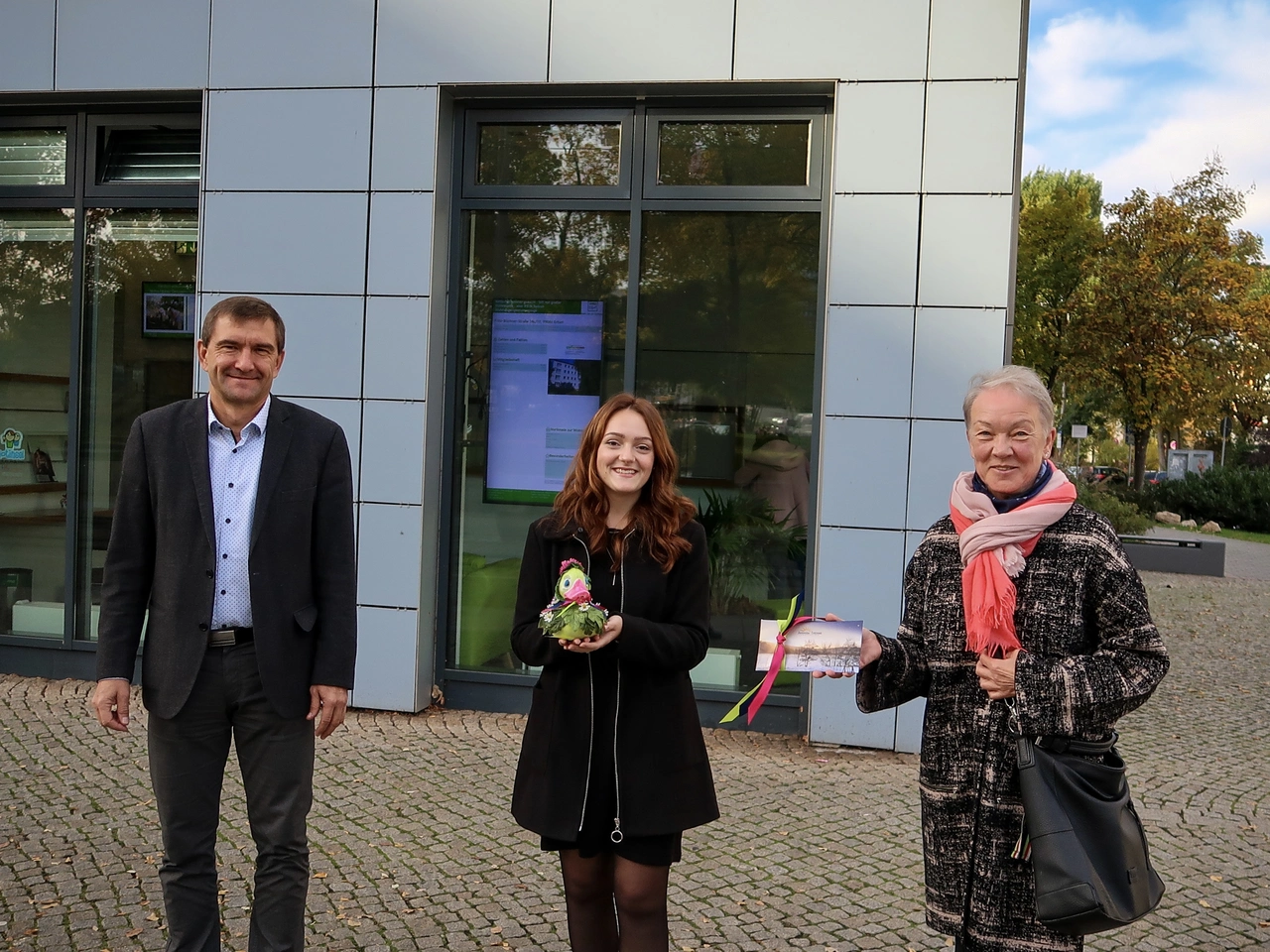 Personen vor der WBG Erfurt