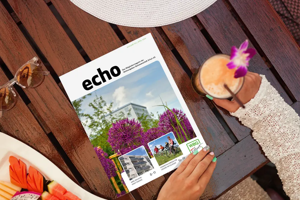 Magazin "Echo" auf einem Tisch mit einem Getränk und Obst