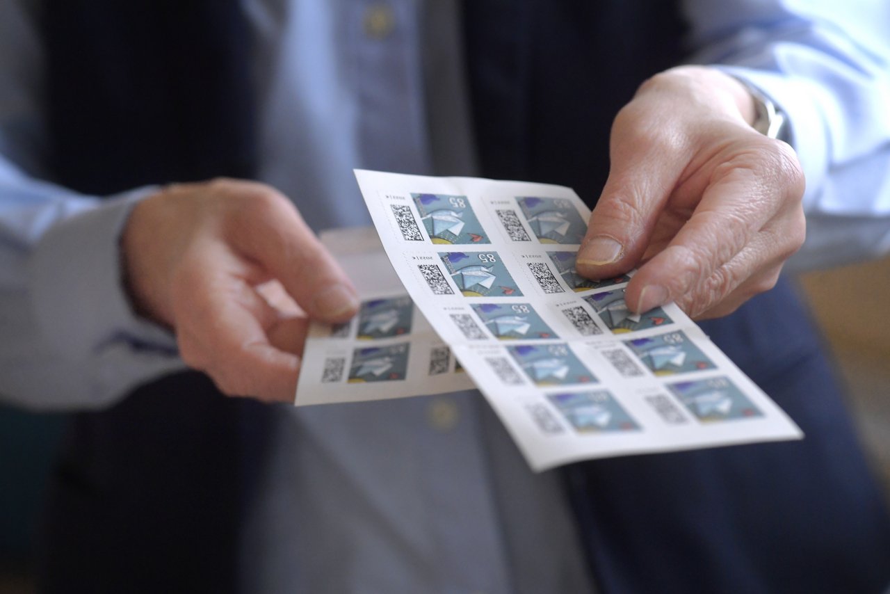 Concierge in der Sofioter Straße bietet Briefmarken an