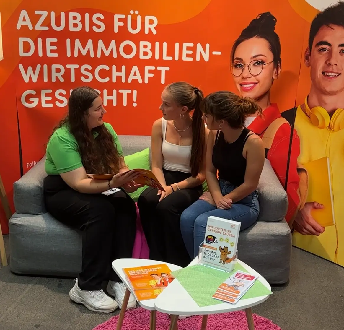 Forum Berufsstart 2025 Junge Menschen im Gespräch am Messestand der Immobilienwirtschaft
