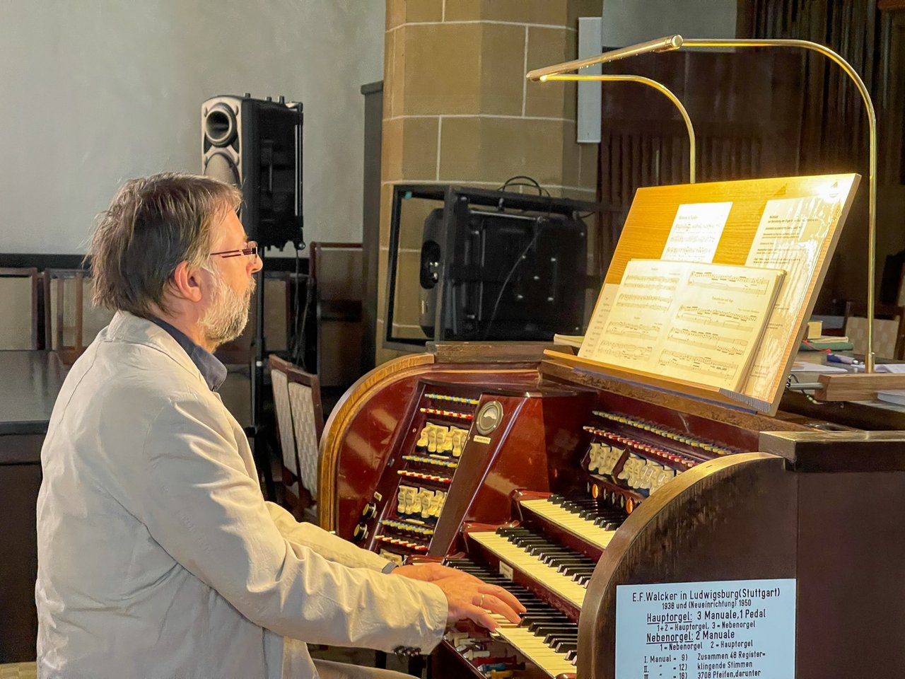 Person spielt eine Orgel