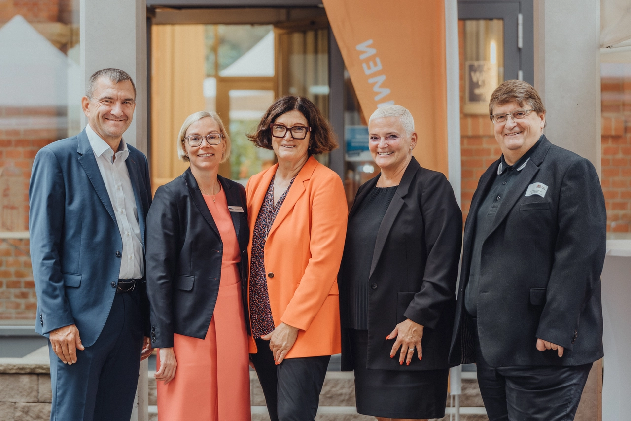 Gruppenfoto REG, Gesellschafter und Partner Gruppenfoto bestehend aus 5 Personen in Business-Kleidung