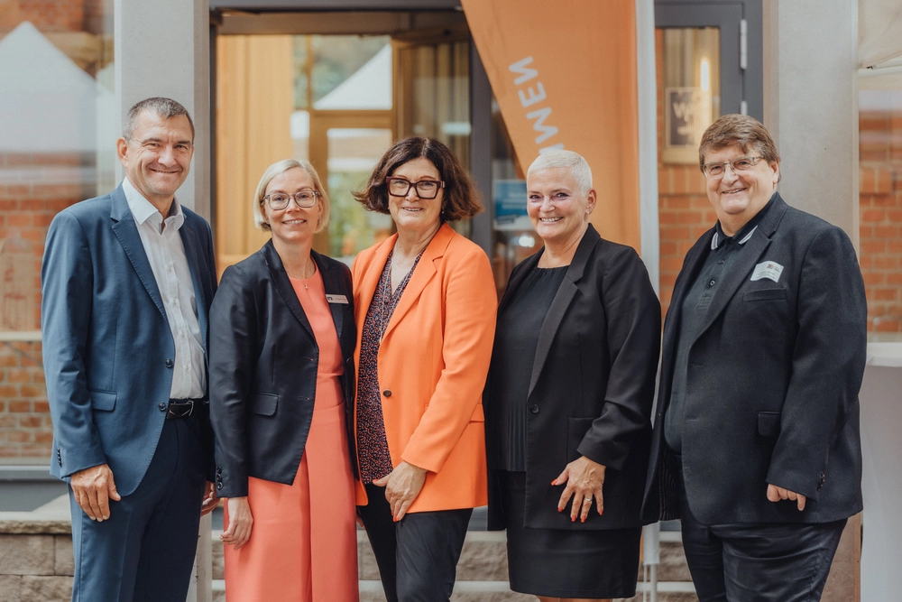 Gruppenfoto REG, Gesellschafter und Partner Gruppenfoto bestehend aus 5 Personen in Business-Kleidung