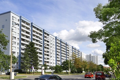 Ansicht eines Wohnblocks von der anderen Straßenseite