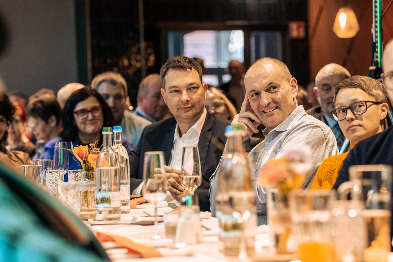 Frühjahrsempfang Rückblick Menschen bei einer Veranstaltung, aufmerksam zum Redner blickend
