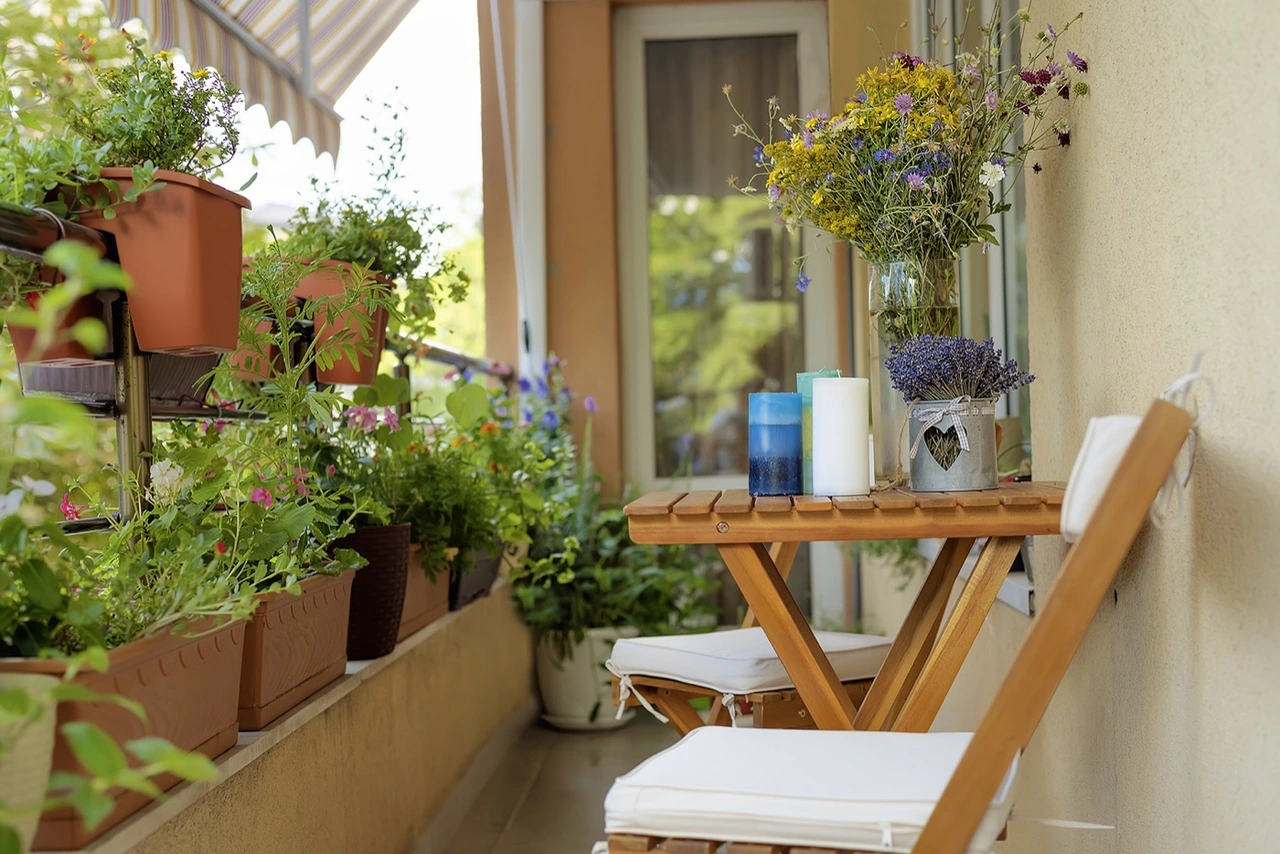 Balkon mit vielfältiger Bepflanzung