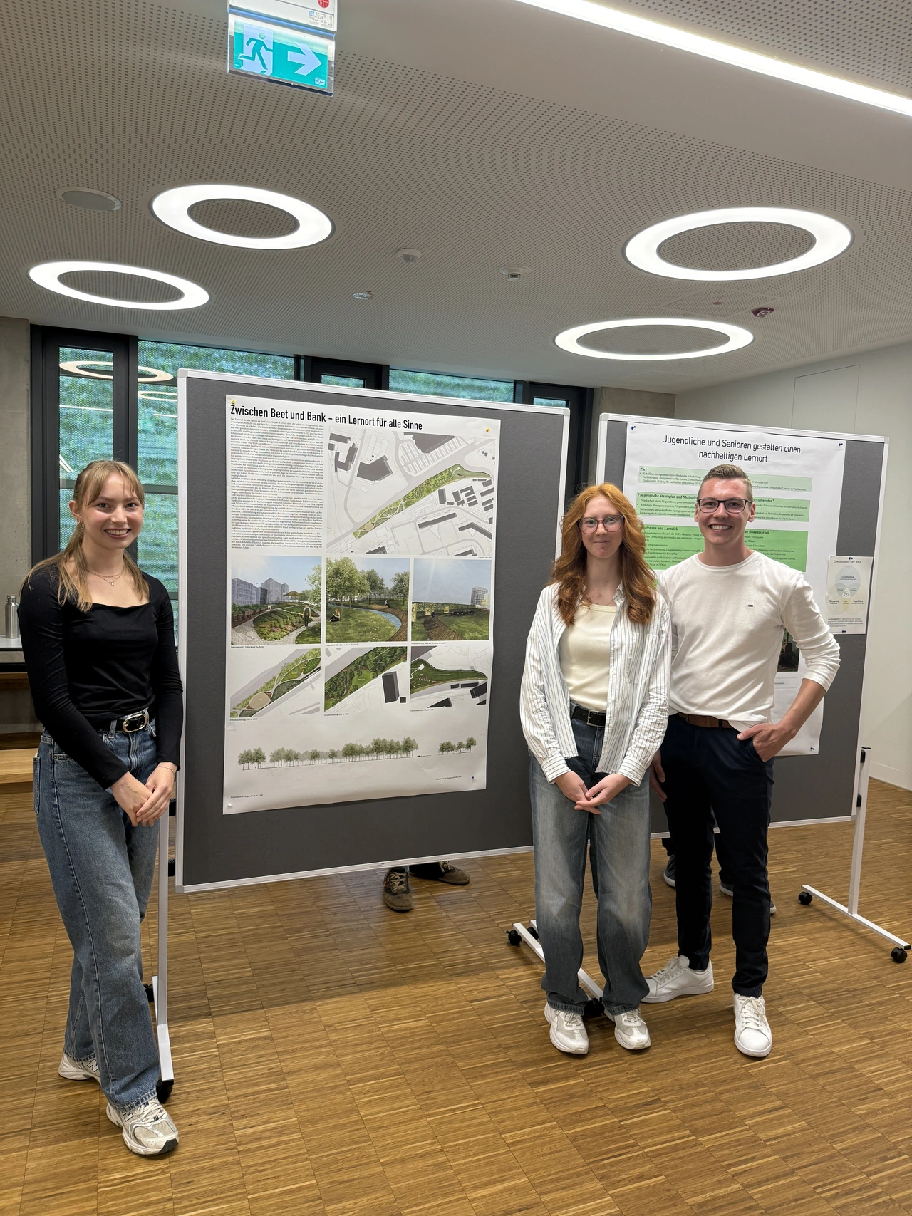 Architekturprojekt Györer Straße Drei Studierende präsentieren ihren Architekturentwurf in einem Präsentationsraum