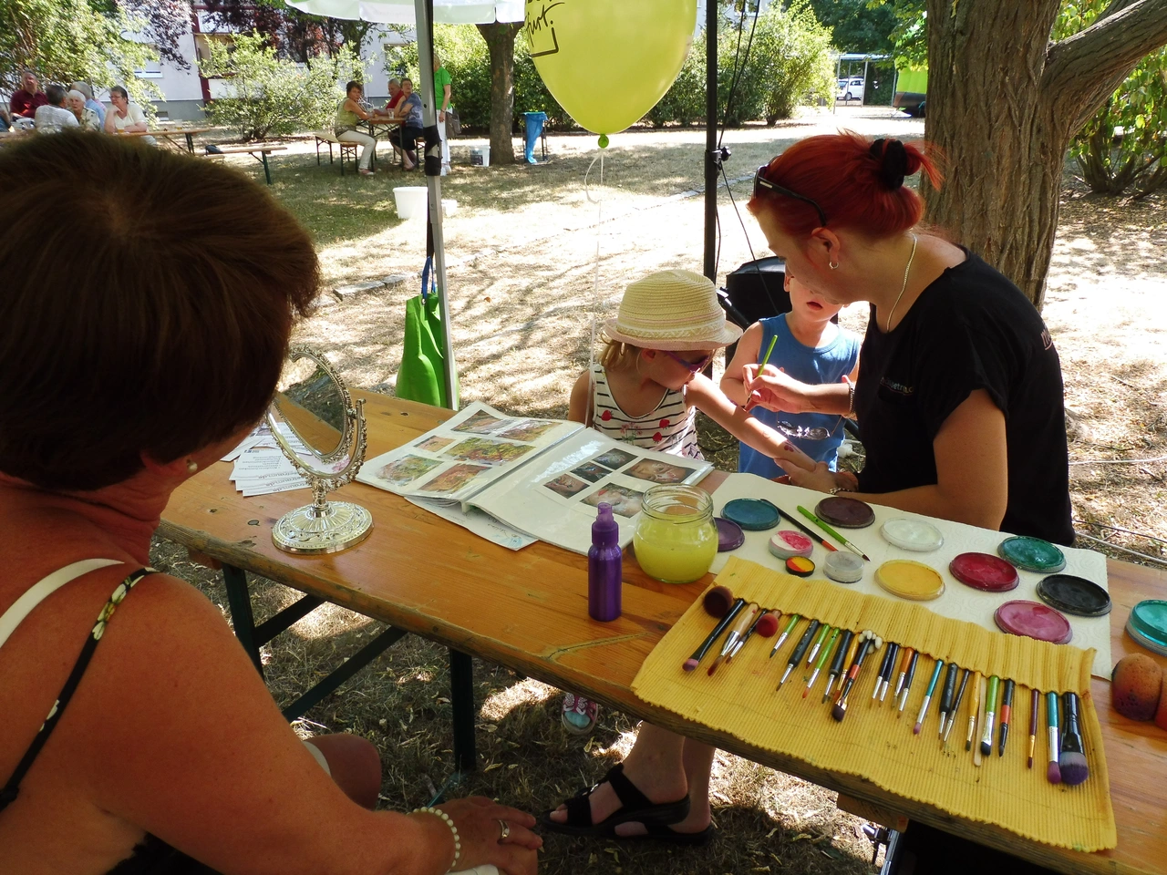 Familienfest Kinder und Eltern werden auf dem Familienfest bemalt