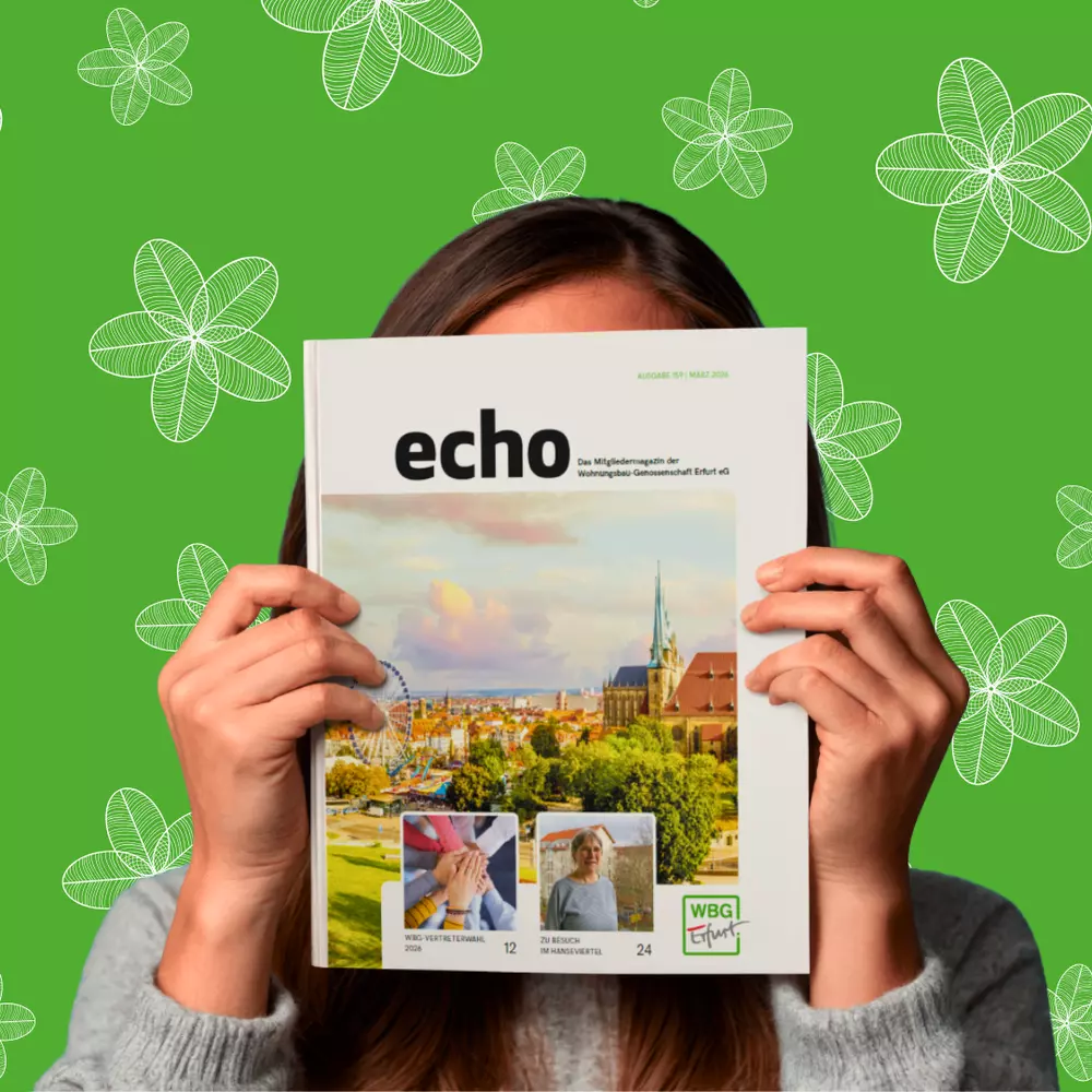 Frau hält das „echo“-Mitgliedermagazin der WBG Erfurt vor ihr Gesicht