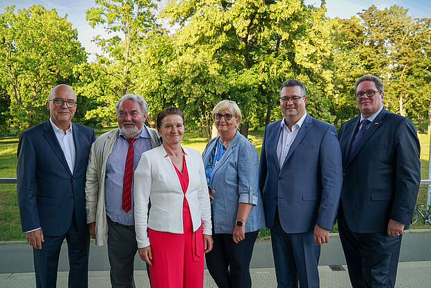 Aufsichtsrat der WBG Erfurt Der Aufsichtsrat aus sechs Personen in formeller Kleidung steht im Freien und lächelt in die Kamera.