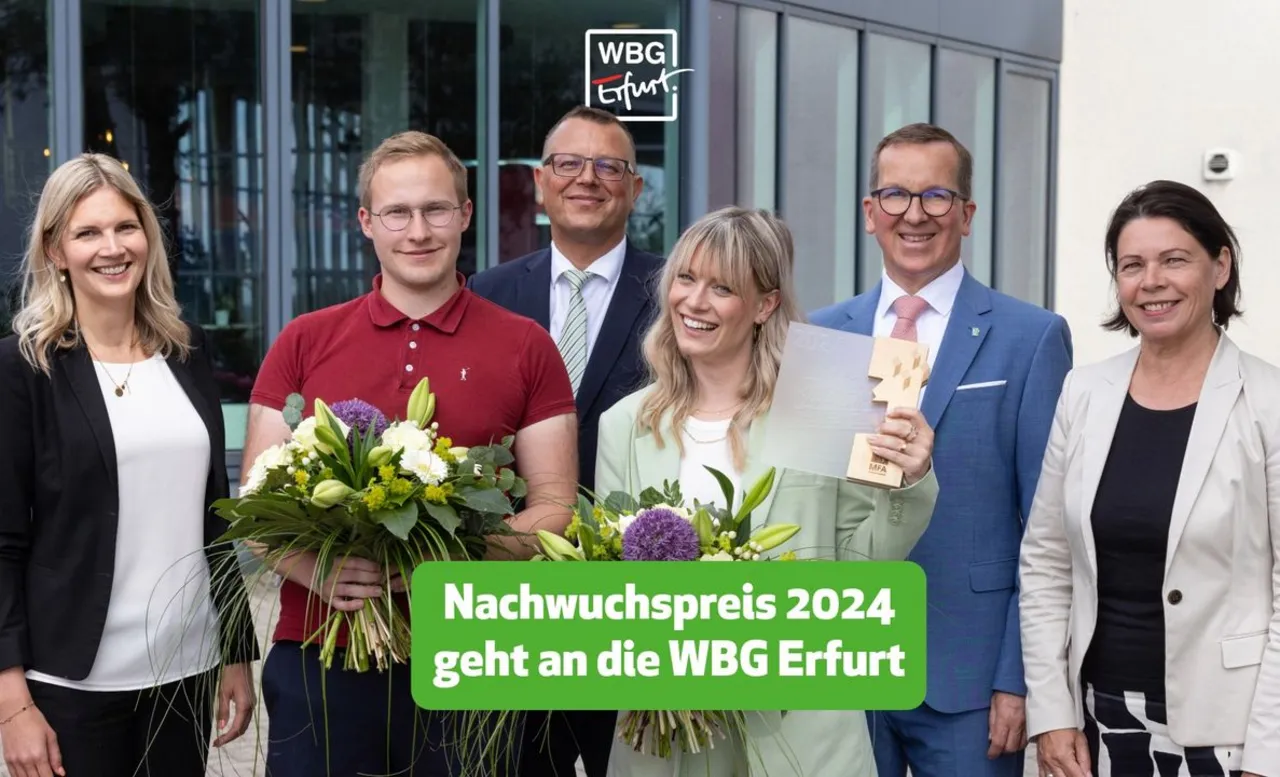 Gewinner des Nachwuchspreises 2024 der WBG Erfurt mit Blumen