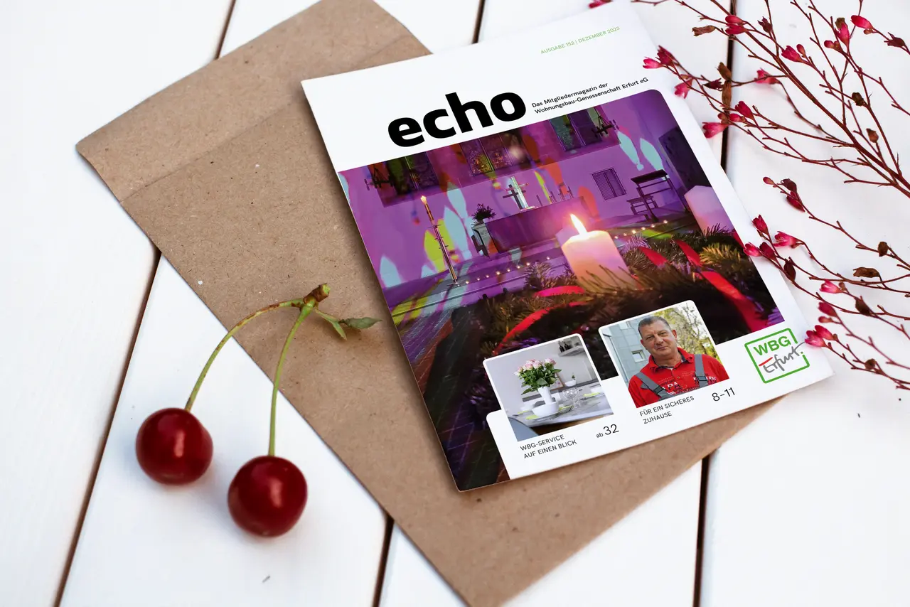 Magazin "Echo" der WBG Erfurt neben Kirschen und einem Umschlag