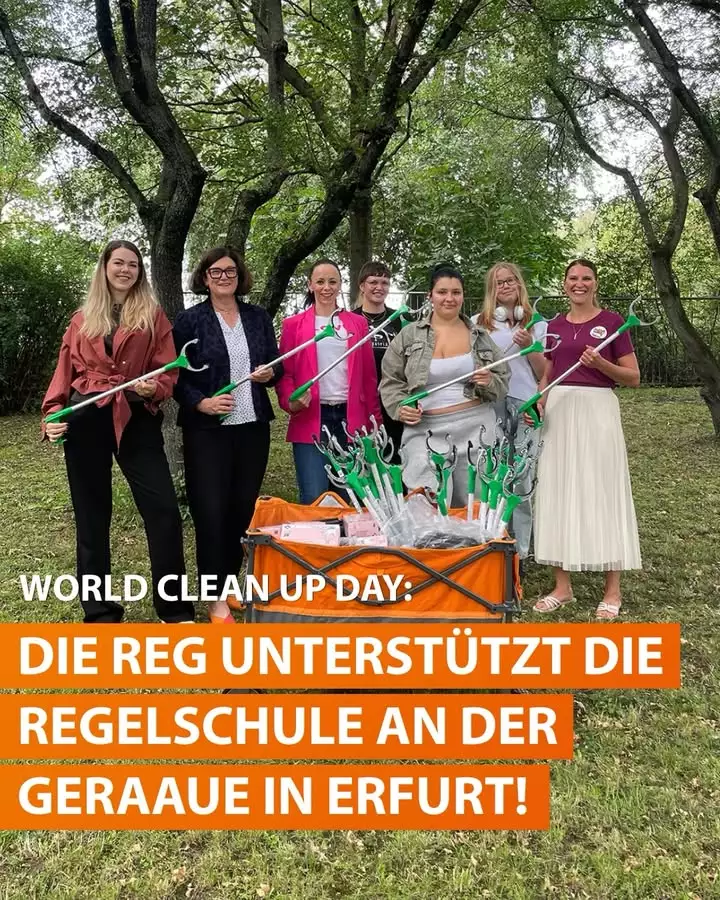 World Cleanup Day Erfurt Gruppe von sechs Frauen steht im Park und hält Müllzangen, vor ihnen ein Behälter mit weiteren Müllzangen, im Hintergrund Bäume