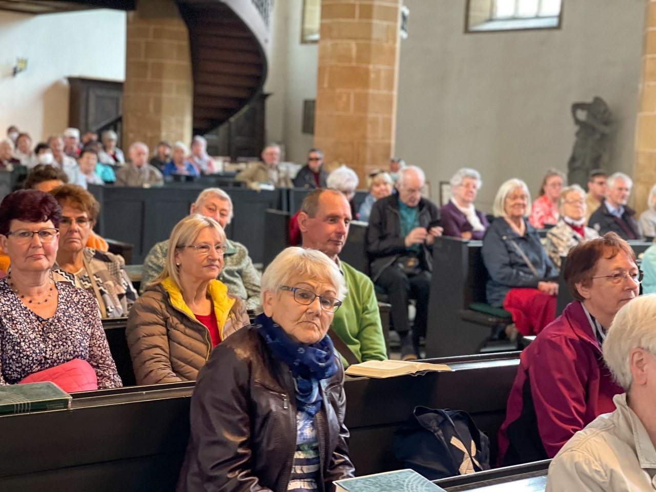 Menschen hören Orgelmusik in einer Kirche