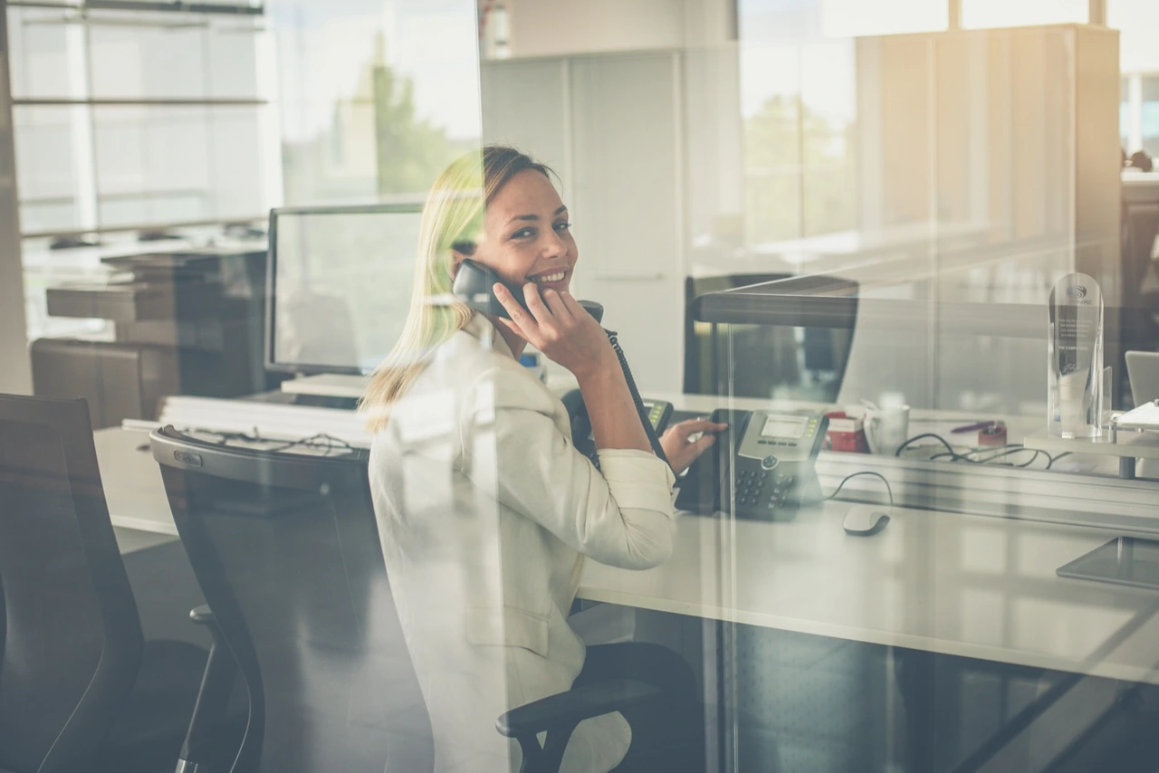 Mitarbeiterin im Büro am Telefon