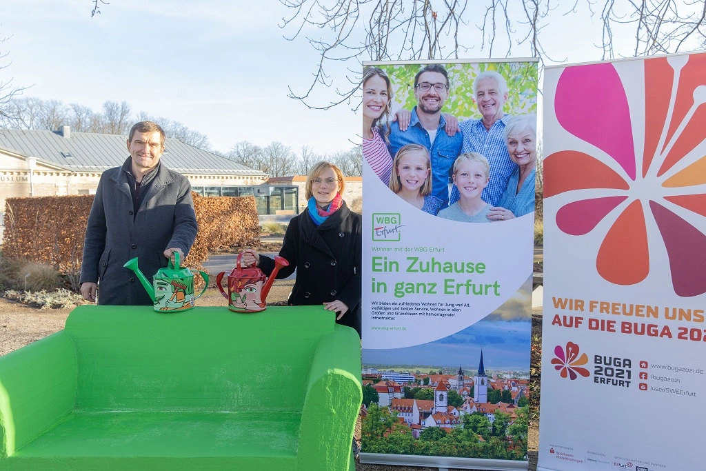 Personen hinter grünem Sofa auf der BUGA