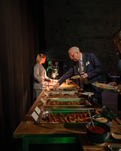 Gäste bedienen sich am Buffet