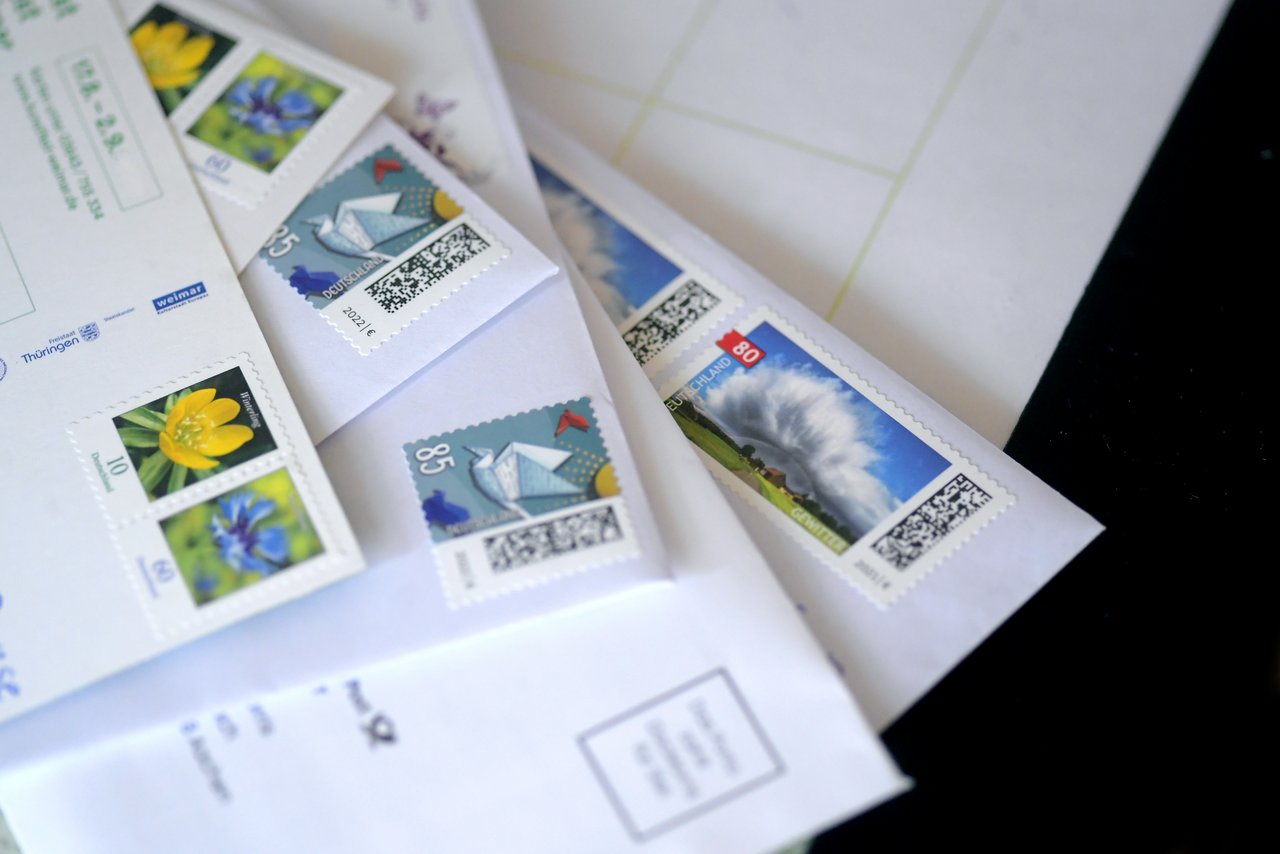 Concierge in der Sofioter Straße empfängt Post
