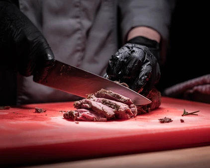 Fleisch wird geschnitten