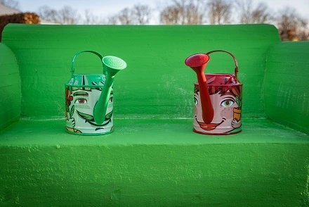 Rote und Grüne Gießkanne