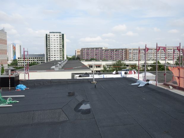 Dach eines Wohngebäudes mit Blick auf weitere Wohnblöcke