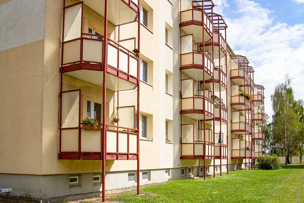 Wohnblock mit roten Balkons in Elxleben