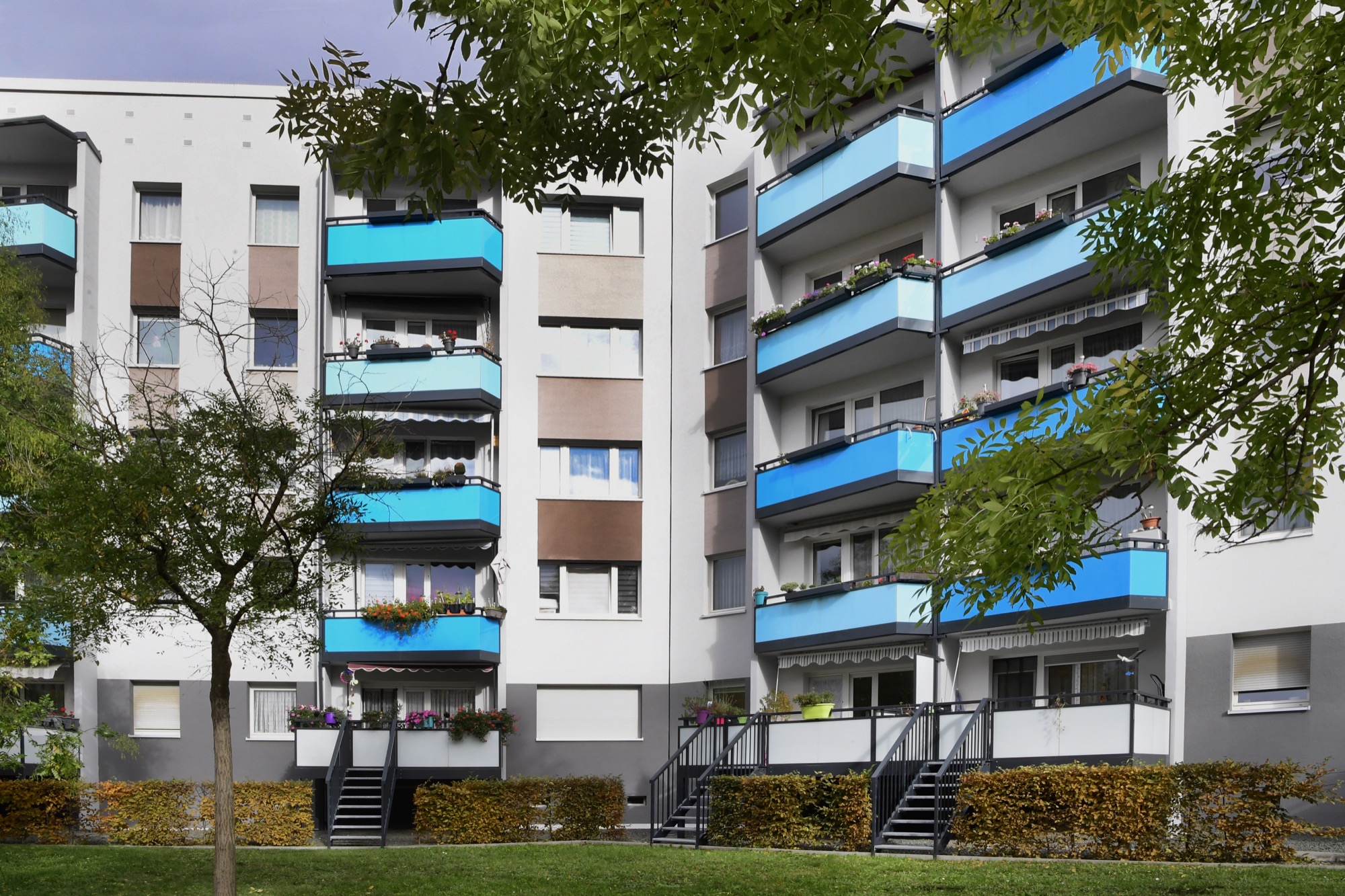 Wohnblock mit blauen Balkons am Jacob-Kaiser-Ring