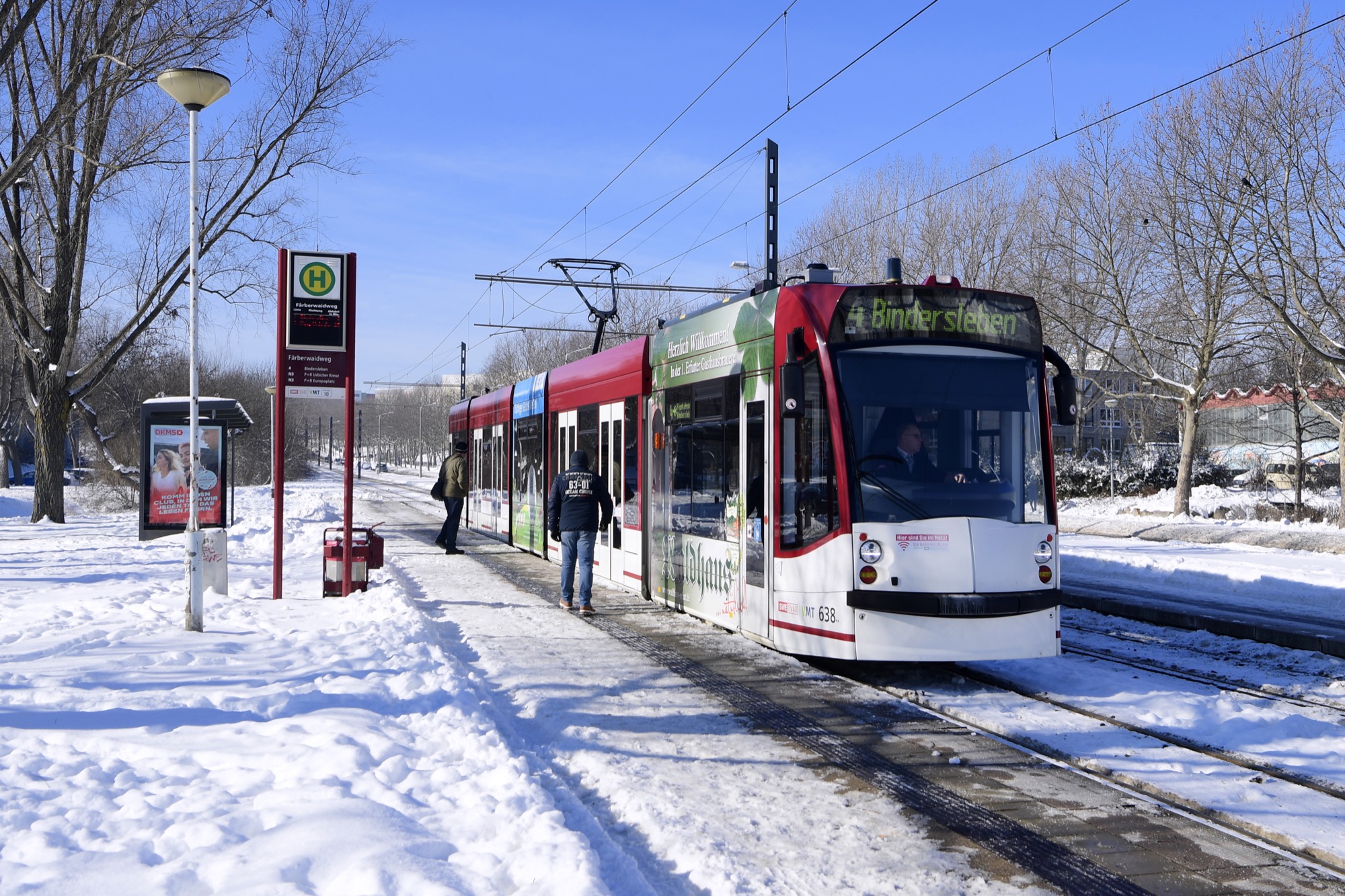 Verschneite Straße und Straßenbahn am Wiesenhügel